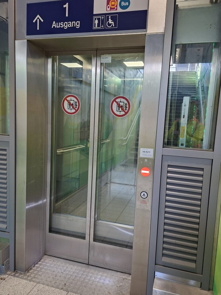 2026-03_Bahnhof_Aufzug